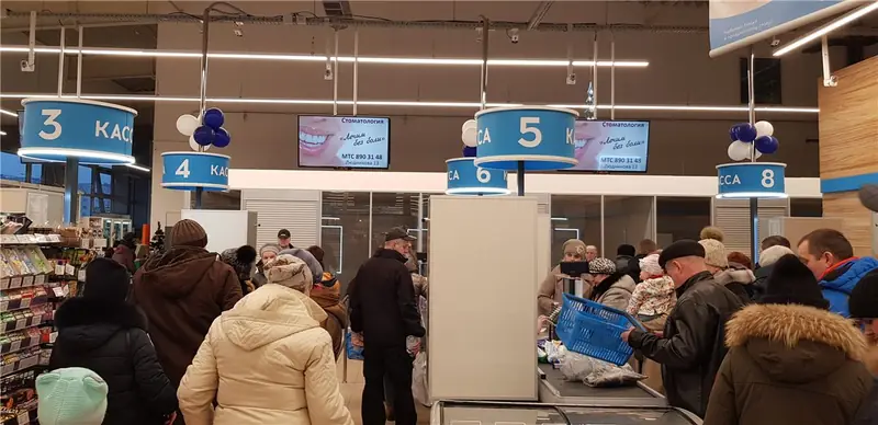 Видеореклама на мониторе у касс в супермаркете