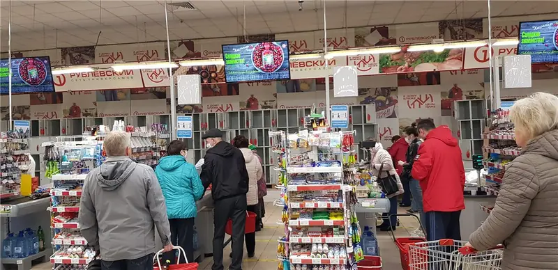Рекламный монитор Indoor Video в торговом зале гипермаркета