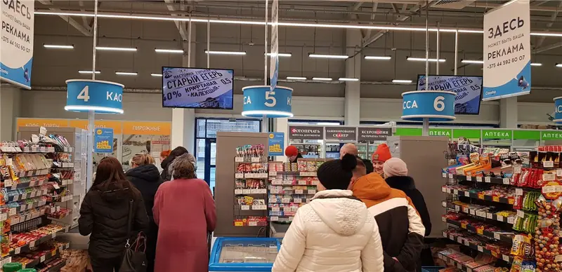Indoor-экран с видеорекламой на входе в гипермаркет
