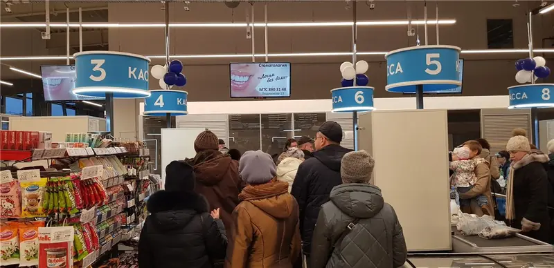 Видеоэкран Indoor Video в зоне покупок супермаркета