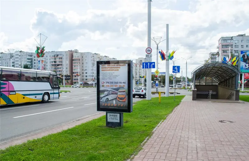 Рекламный скроллер сити-формата на тротуаре у дороги в Витебске