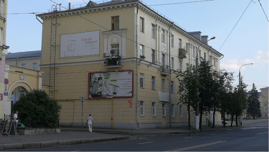 Реклама на Фасаде в Витебске Ул. Ленина, 73